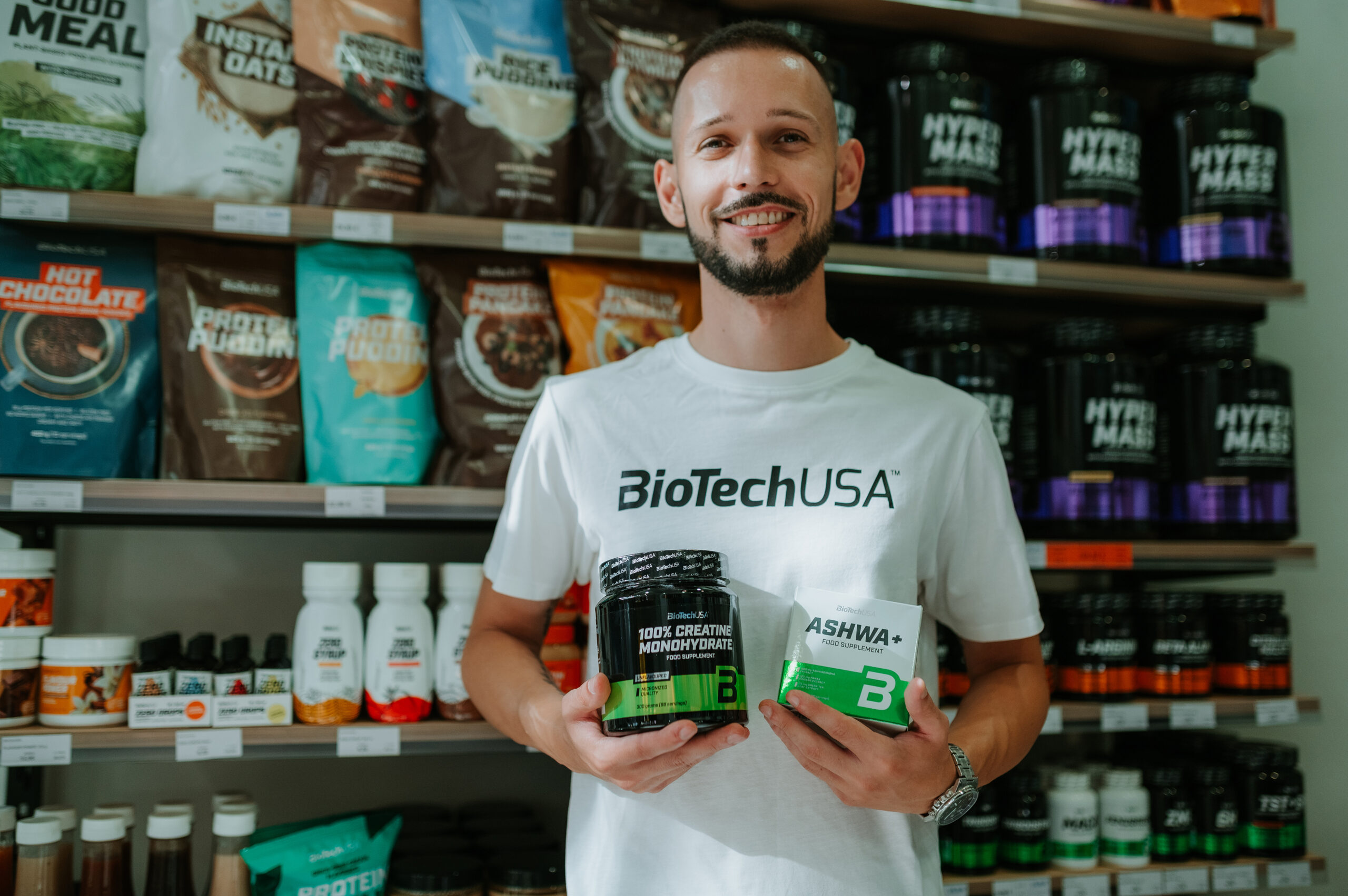 muž drží kreatin biotech