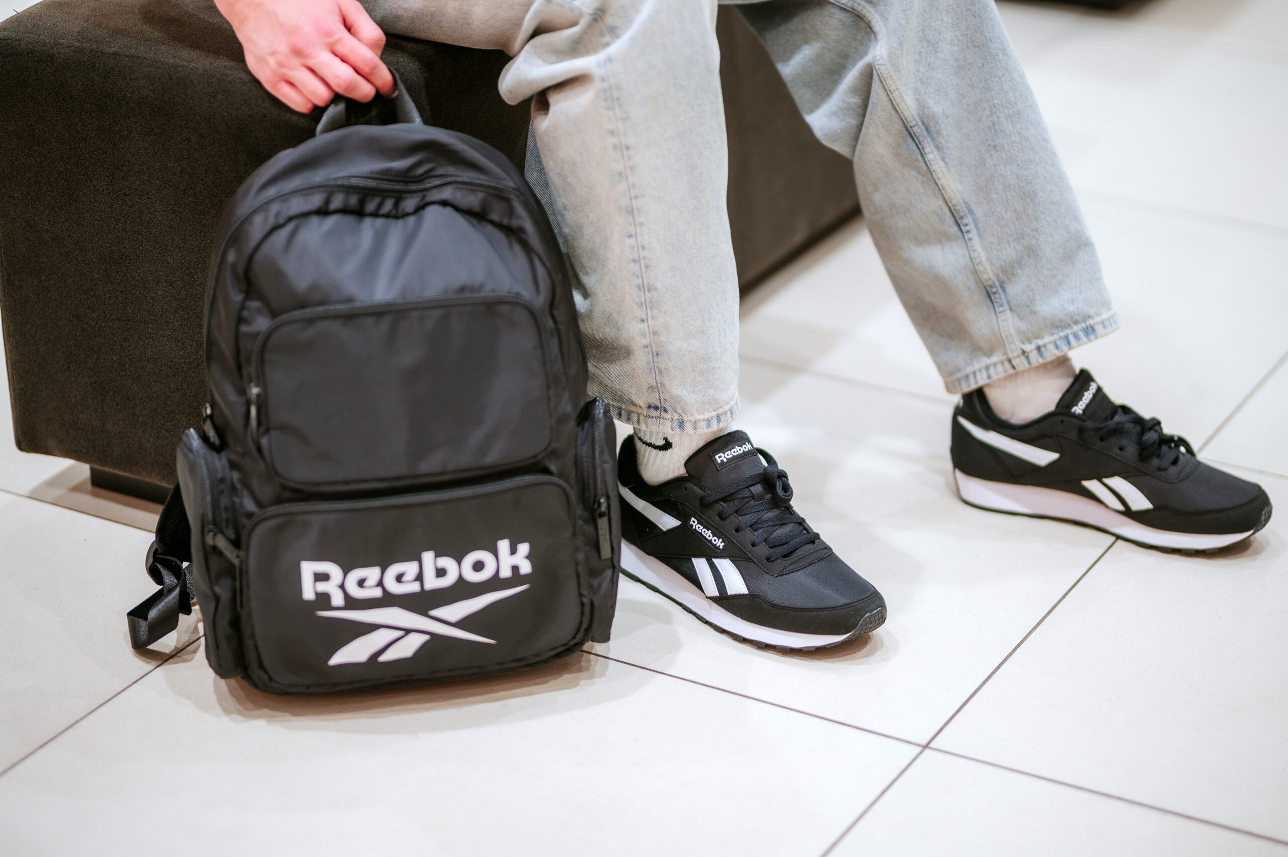 čierne reebok tenisky a čierny reebok ruksak