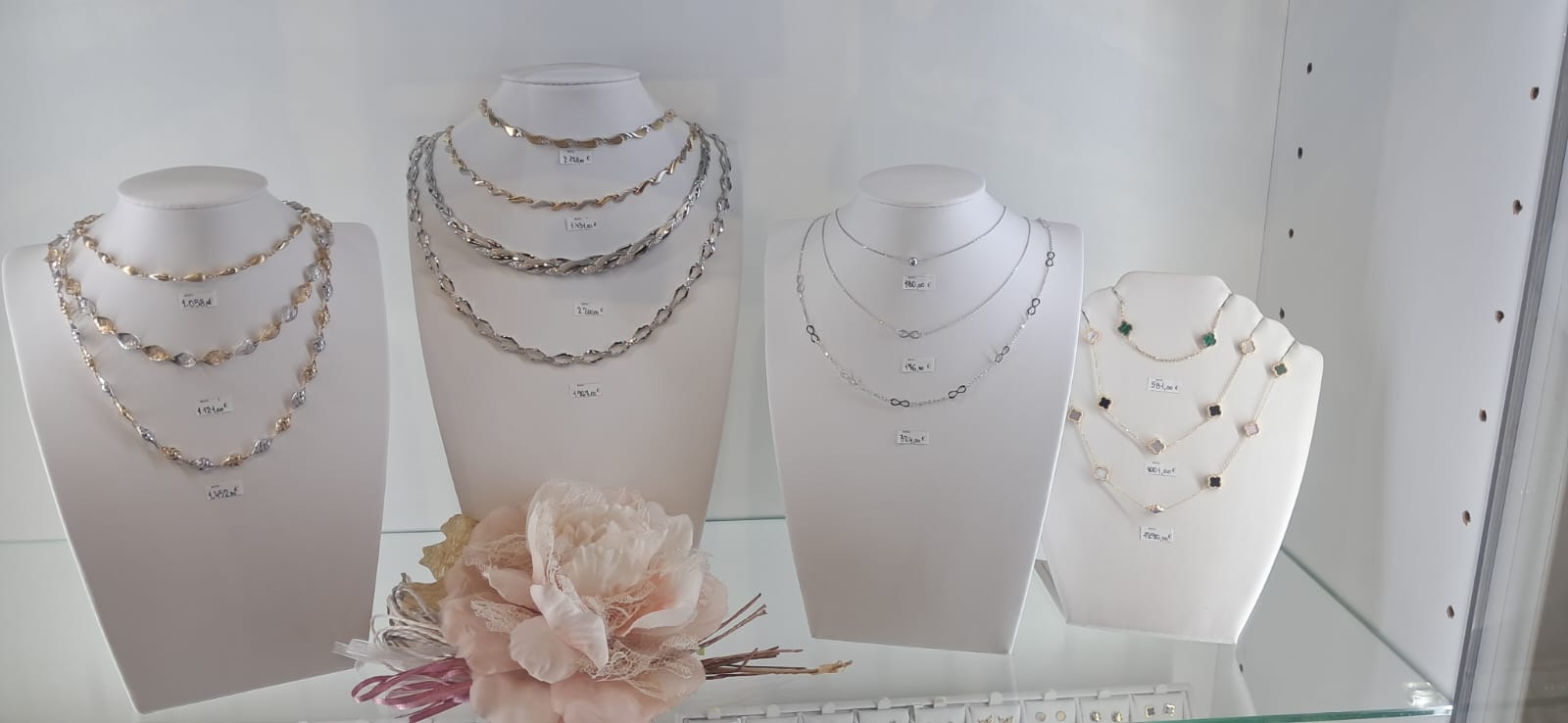 Šperky osadené diamantami, zásnubné prstienky, kvalitné obrúčky