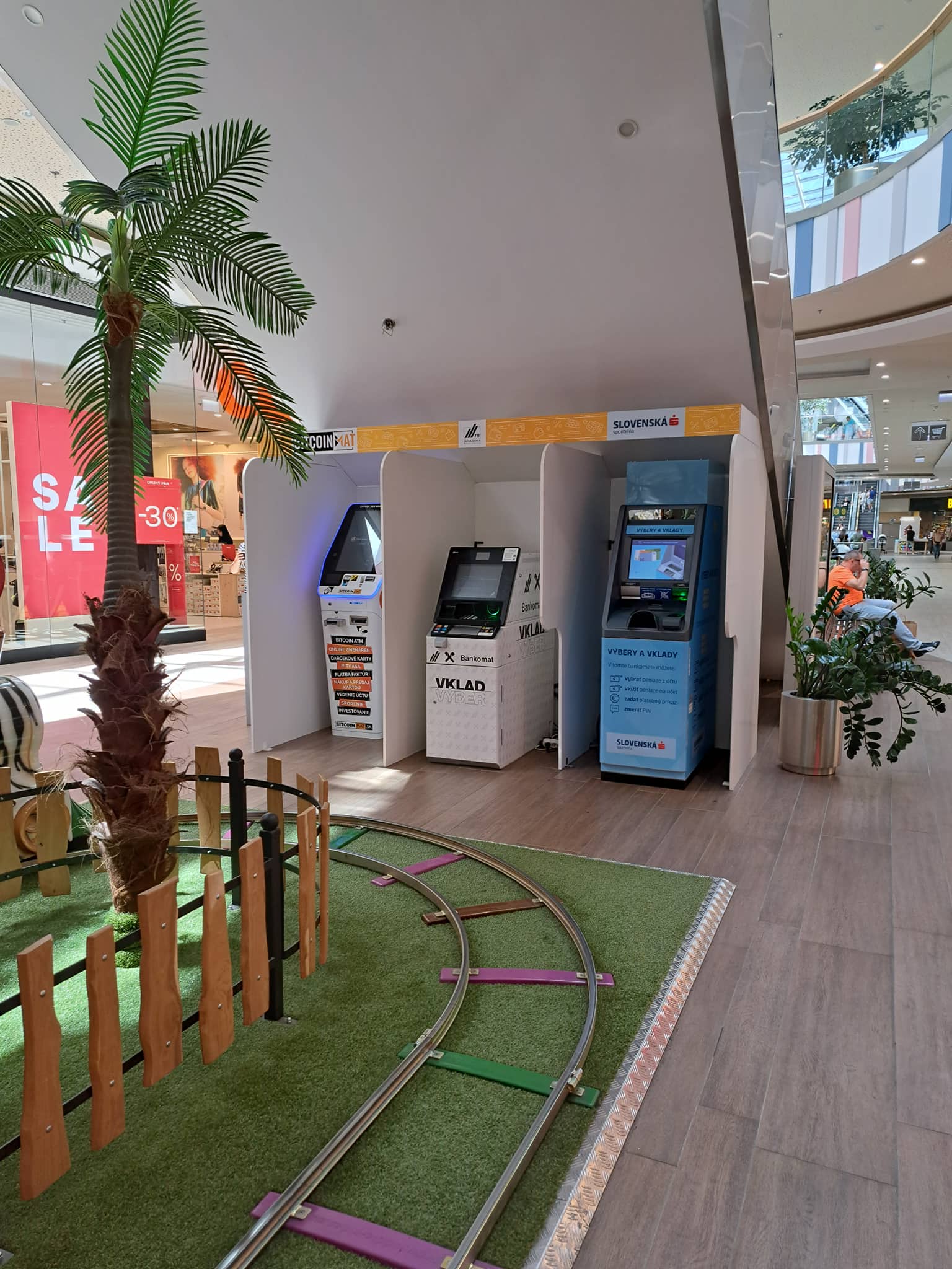 tri bankomaty vedľa seba bitcoinmat, tatrabanka, slsp