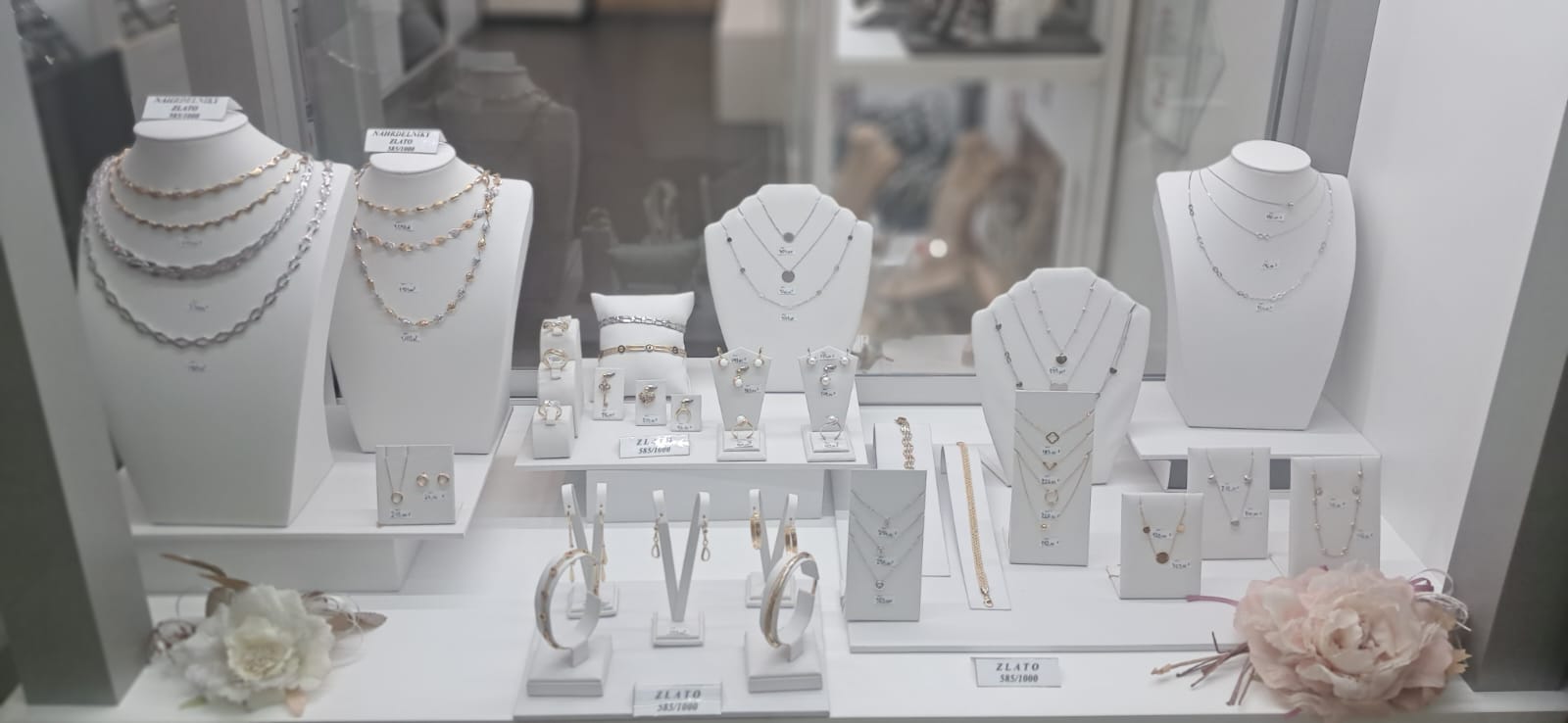 Šperky osadené diamantami, zásnubné prstienky, kvalitné obrúčky